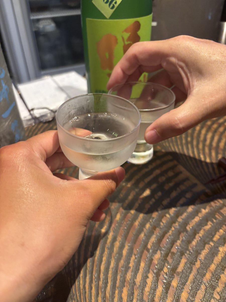 techtech_haruka's tweet photo. 東山道踏破のお祝いで、GMさん(@NGP_GM )と日本酒めちゃ飲み会してました！

同じ「酒飲み&amp;ぶっ込み系街道ウォーカー」としてマニアックに語り合えて、すっっっごく楽しかった。これからもぶっ込んでいこうという勇気をもらえました

#街道歩き https://t.co/puuBvi1ucT