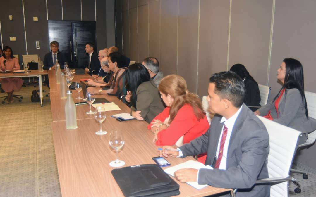 TSupremoCU's tweet photo. Sesiona el Taller Internacional "Seguridad Jurídica en el Entorno Empresarial". Participan representantes de la Unión Internacional de Funcionarios Judiciales, especialistas del  @TSupremoCU, ONBC y MINJUS.
Será un importante ejercicio para perfeccionar la ejecución de sentencias https://t.co/45aMnyT7z2