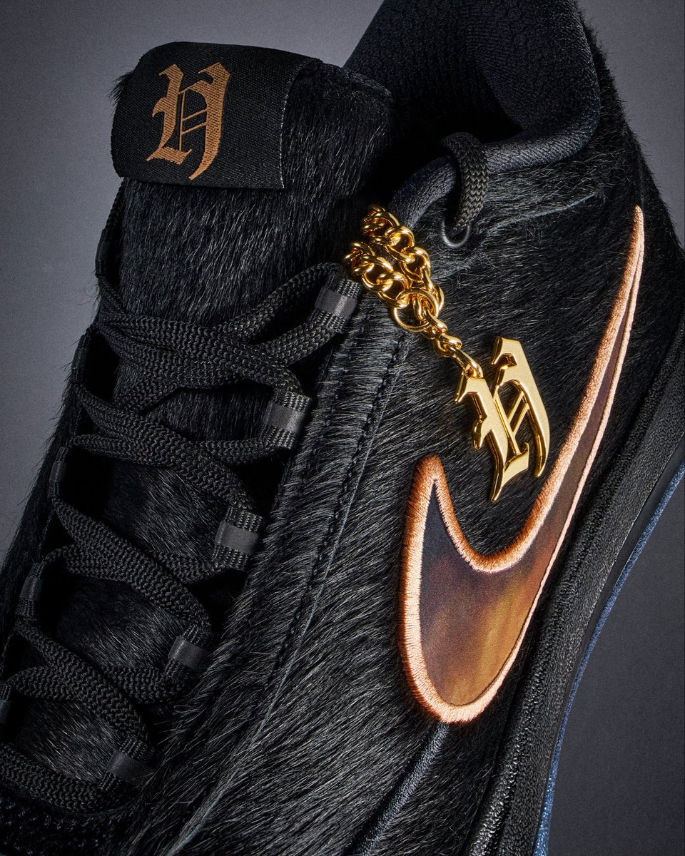 nikebasketball's tweet photo. No bark. All bite.

The Book 2 ‘Haven and Hector’ designed exclusively for @DevinBook. Available now. https://t.co/1MgCvsOBS5