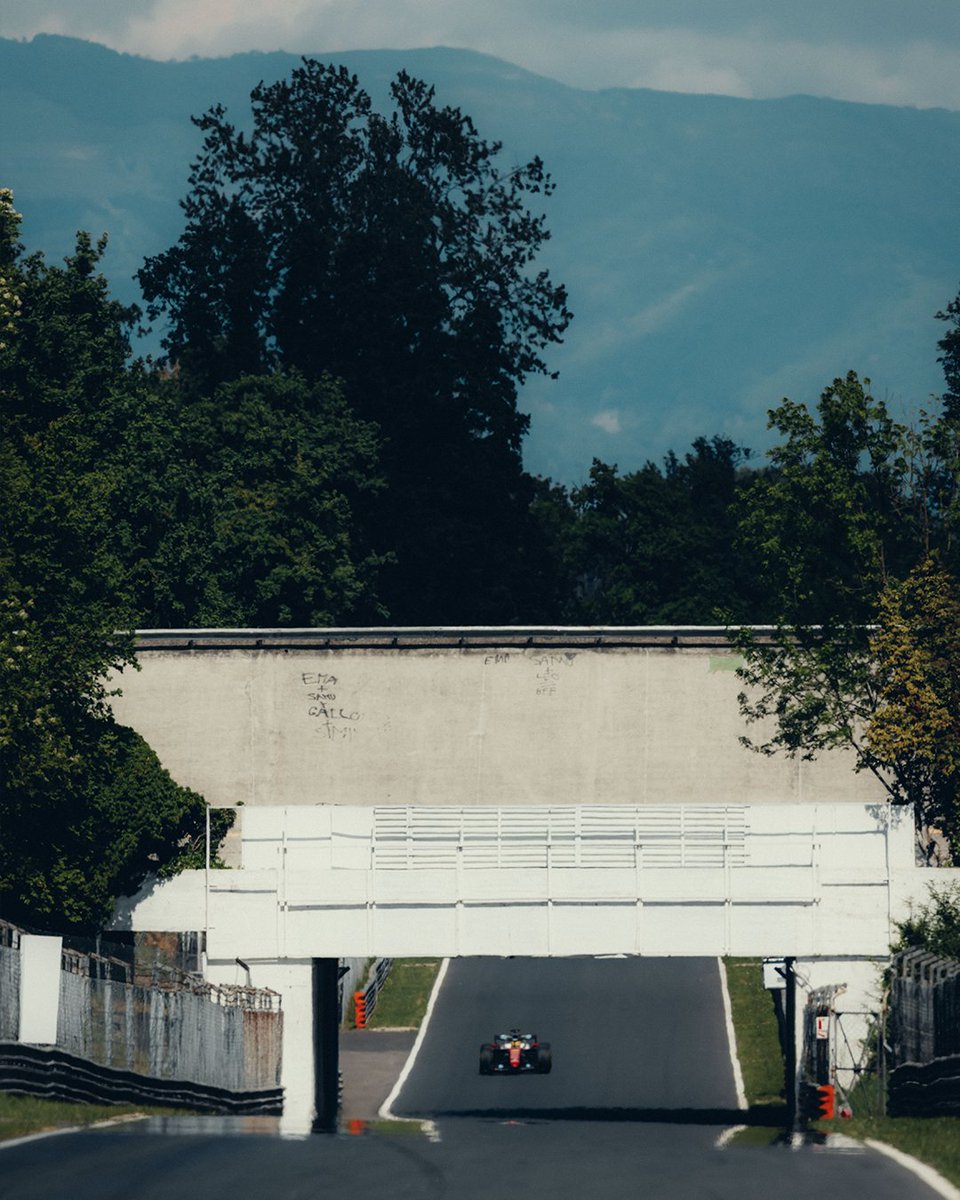 ScuderiaFerrari's tweet photo. Blue skies and a clear track 🤩 https://t.co/v66LT0m6KY