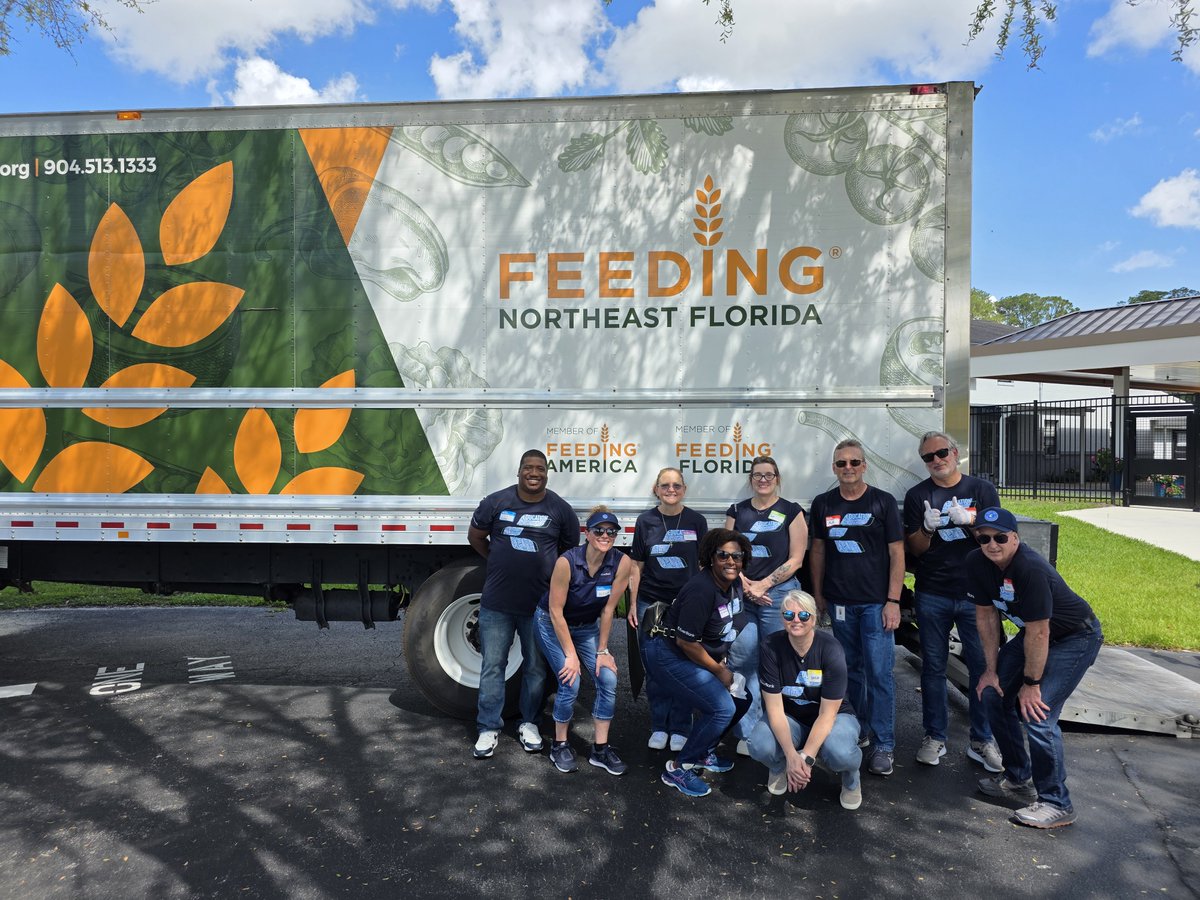 EverBank's tweet photo. Florida #EverBankBuilds volunteers were able to help over 140 local families with @FeedlingNEFL! 

Volunteers helped provide access to fresh food and personal hygiene resources to all who visited. 

*Member FDIC https://t.co/sNsPV11DRc