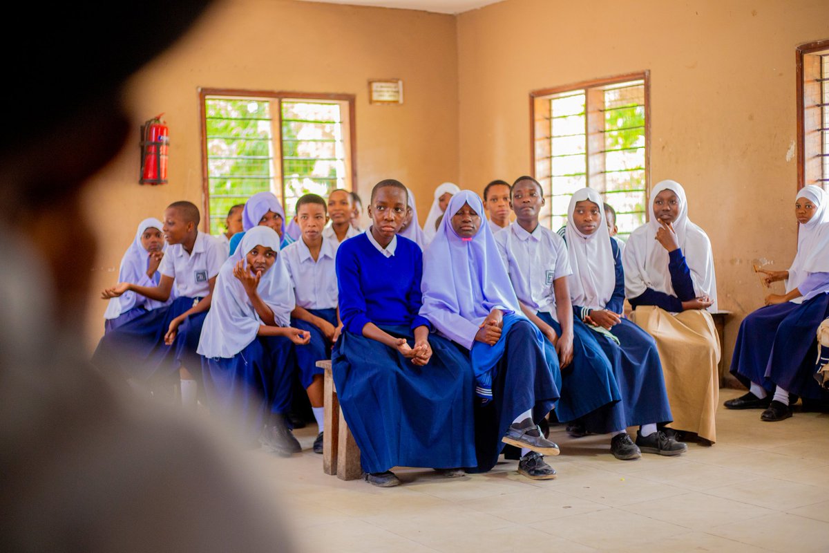 ElimikaWikiendi's tweet photo. Aidha, shule ina clubs za mazingira na afya zinazowawezesha wanafunzi kujifunza masuala mbalimbali ya afya, usafi wa mazingira pamoja na kuwajengea ubunifu na uwezo wa kujitegemea kupitia shughuli tofauti wanazoshiriki. 

#MHD2026Tz 
#ElimikaWikiendi https://t.co/0IUnJZvLXy