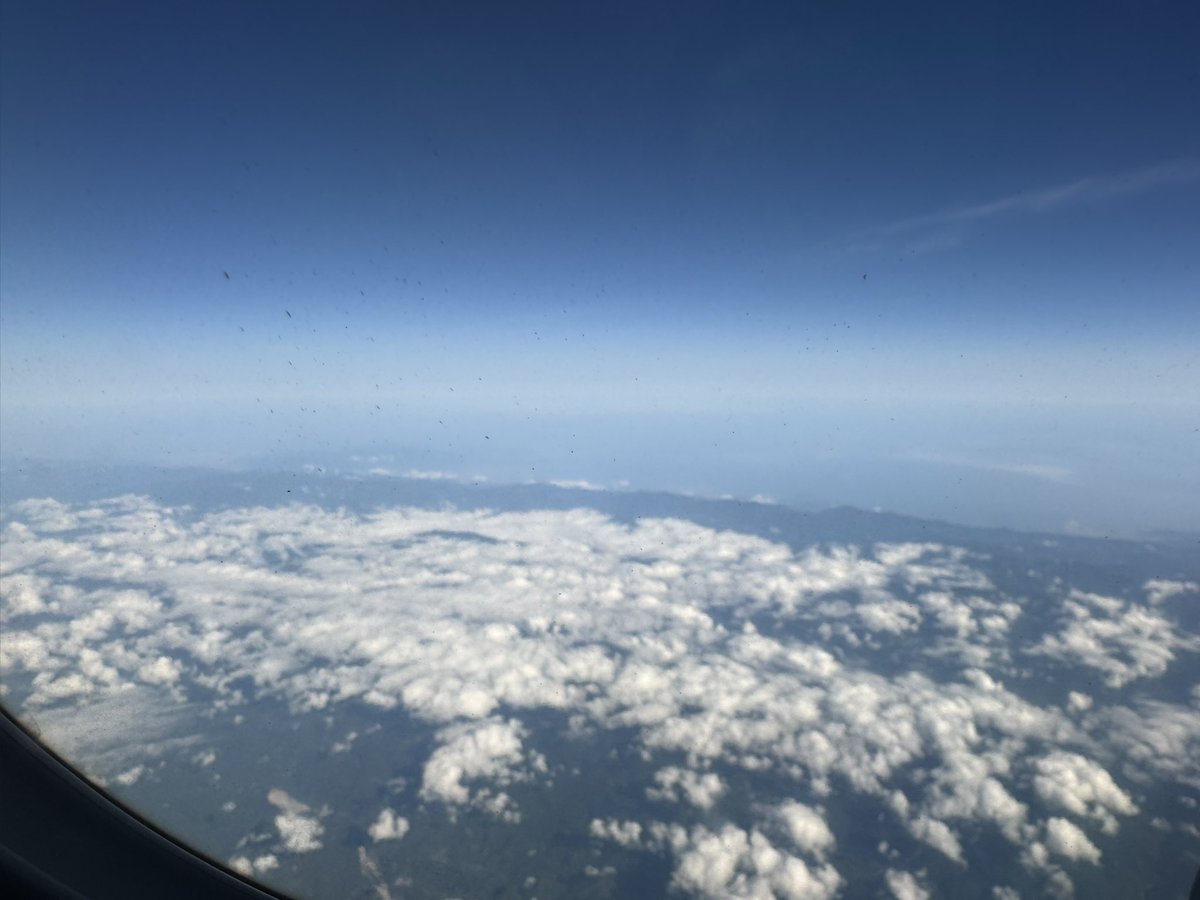 LiSA06240's tweet photo. 推しに会えた余韻に浸る間もなく勉強のため空の旅に出ておりました。

もうすぐおしまい！

大変なことも多いけど充実した日々だった！ https://t.co/ucdHYFGcA8