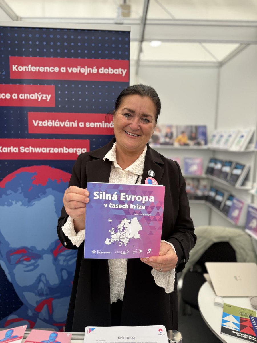 TOPAZcs's tweet photo. 📚 Na náš stánek na Světu knihy zavítala také poslankyně za TOP 09 a členka Výkonné rady TOPAZ @H_Langsadlova. ✨

Předali jsme ji také naši nejnovější publikaci Silná Evropa v časech krize. 

Přečtěte si ji na našem webu: https://t.co/J4IUqUELJW https://t.co/fntRmvYJ4h