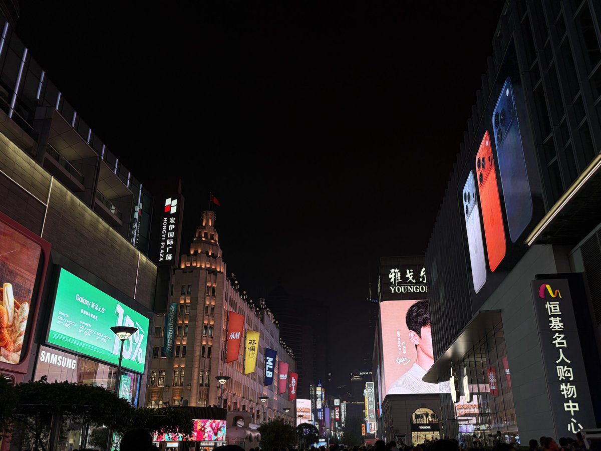 SKRR_tw's tweet photo. そのまま黄浦江の方まで歩いて、外灘(ワイタン)からの夜景を見に行きました。うーん、THE中国って感じの夜景ですわな。ギラギラしていて特に東方明珠電視塔(テレビタワー)なんてドラえもんに出てきそうな近未来感たっぷりでした。 https://t.co/qggme771W9