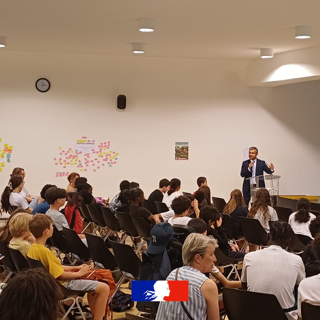 ac_orleanstours's tweet photo. Enfin, au lycée J. de Vaucanson de Tours, le recteur @PhiAgresti a clôturé la restitution du projet "Connaître le cerveau des animaux pour comprendre leurs comportements".
Des élèves ont présenté leurs travaux lors de cette journée dédiée à la recherche et à l’esprit critique👏 https://t.co/nEFXTkrI1n