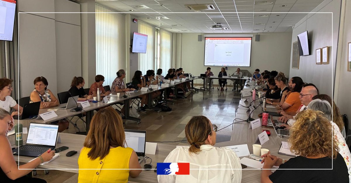 academielyon's tweet photo. La rectrice @Abisagni accueille la première réunion du Conseil académique de la vie collégienne (#CAVC) de l’académie de Lyon réunissant des élus collégiens de la Loire, de l’Ain et du Rhône. @education_gouv https://t.co/jYkh97xUAA