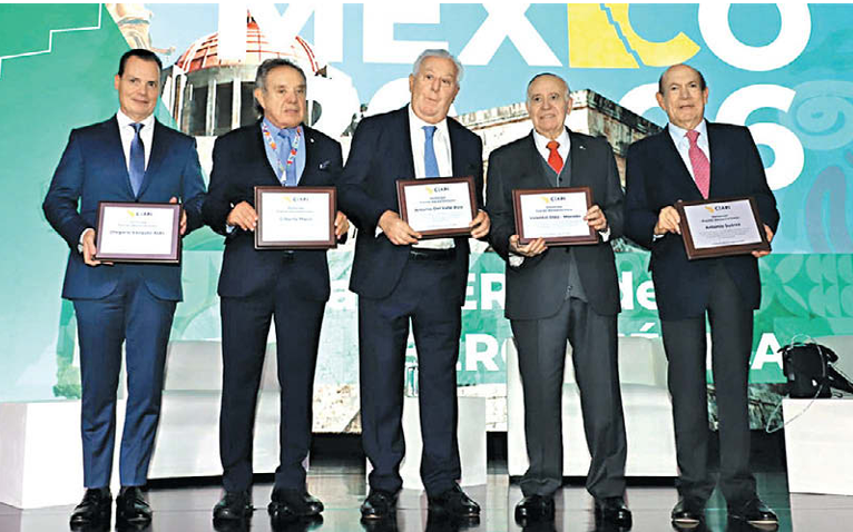 NotiPesca's tweet photo. Se requiere en México e Iberoamérica, acelerar inversiones para elevar la competitividad: Antonio Suárez, presidente y fundador de @Grupomar . Fue galardonado por su trayectoria y aportación a Iberoamérica, durante el IX Congreso del @Ceapi  celebrado en #CdMx,  bajo el lema “La fuerza de Iberoamérica”.
https://t.co/5ZMC5mzUUk