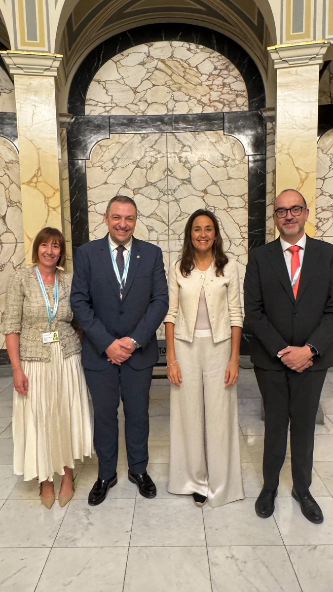DescarregaEva's tweet photo. Salutació cordial i breu intercanvi aquest matí del secretari d’Estat d’Educació i Universitats 🇦🇩, Josep Anton Bardina, amb la consellera d’Educació i Formació Professional @eniubo al marge de la XXIX  Conferència Iberoamericana de Ministres Educació celebrada a Barcelona https://t.co/o1JeFB8kC5
