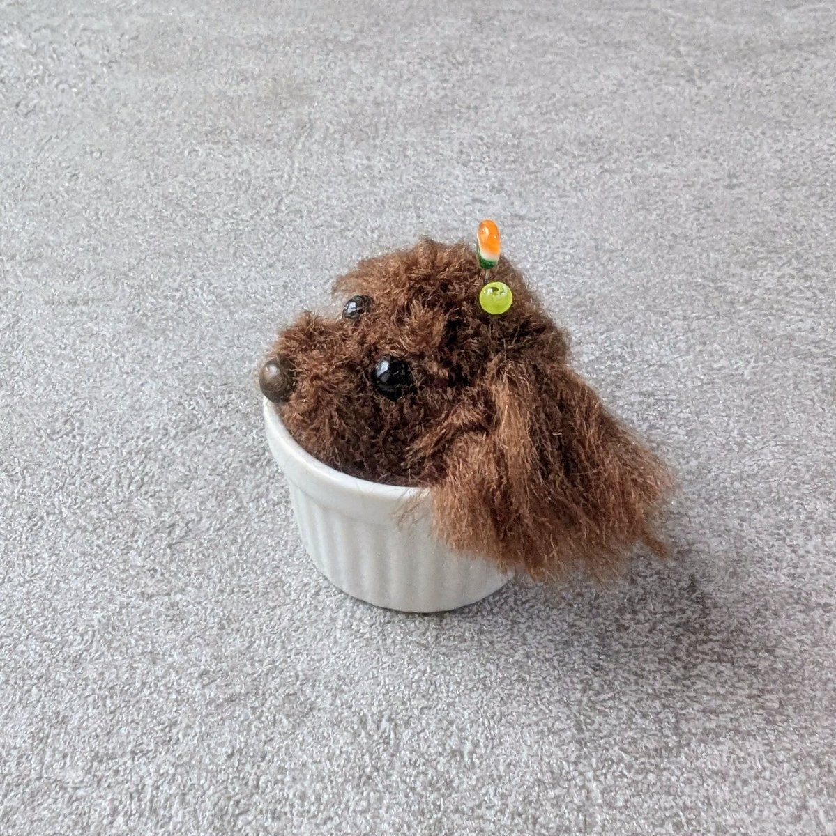 nanaosyuka's tweet photo. 最初は、もこもこした土っぽい感じにピンクッションを作って、お花のまち針とか刺そうと思っていたのですか…

トイプーに見えてきたので…つい…出来心で…　
ひとつだけ…遊んでしまいました…

頭にガラスのまち針刺してます、ピンクッションなので！　

※ガラス作家です※ https://t.co/yBLMuOJ002