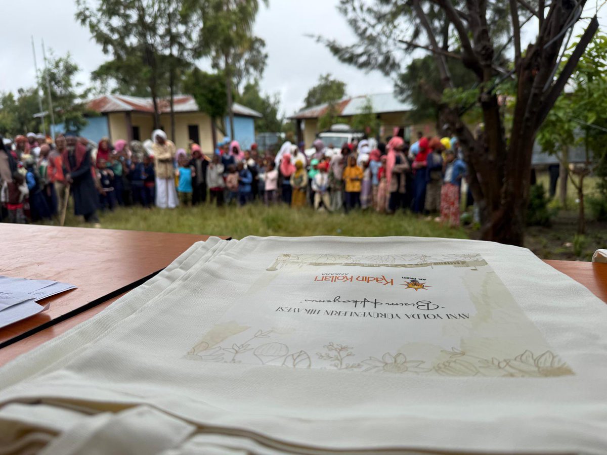 akgul_aysel's tweet photo. 📍 Etiyopya - Gonder 🌍🤍

Kurban Bayramı’nın bereketini ve kardeşlik ruhunu, kilometrelerce uzaklıktaki minik yüreklere ulaştırmanın mutluluğunu yaşadık…

AK Külliyemizde hazırlanan bebeklerimiz ve bez çantalarımız, çocuklarımızın yüzünde tebessüme dönüştü. 🤍

Bir çocuğun mutluluğu, dünyaya umut olmaya yeter… 

@akkadinankara