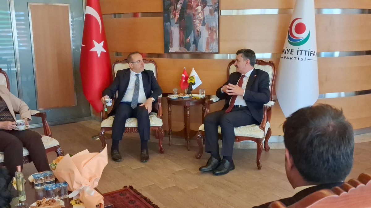KSurekli's tweet photo. Sivil Toplum ve Halkla İlişkiler Başkanlığımız tarafından düzenlenen program kapsamında, Genel Başkan Yardımcımız @belginuygur10 öncülüğünde; Genel Merkez Kadın Kolları MKYK Üyesi Saniye Enfiyeci ve Genel Merkez Gençlik Kolları MKYK Üyesi Mustafa Emre Çevik’ten oluşan heyetimizle birlikte bayram ziyaretlerimize Demokratik Sol Parti, Anahtar Parti, Türkiye İttifakı Partisi ve Yeniden Refah Partisi ile devam ediyoruz.

Ev sahiplikleri için Genel Sekreter Hasan Erçelebi’ye, Sağlık Politikalarından Sorumlu Genel Başkan Yardımcısı Dr. Varol Tosun’a, Genel Başkan Ferhat Yılmaz’a ve Genel Başkan Yardımcısı Bülent Osman Osmanoğlu’na teşekkür eder, çalışmalarında başarılar dileriz.