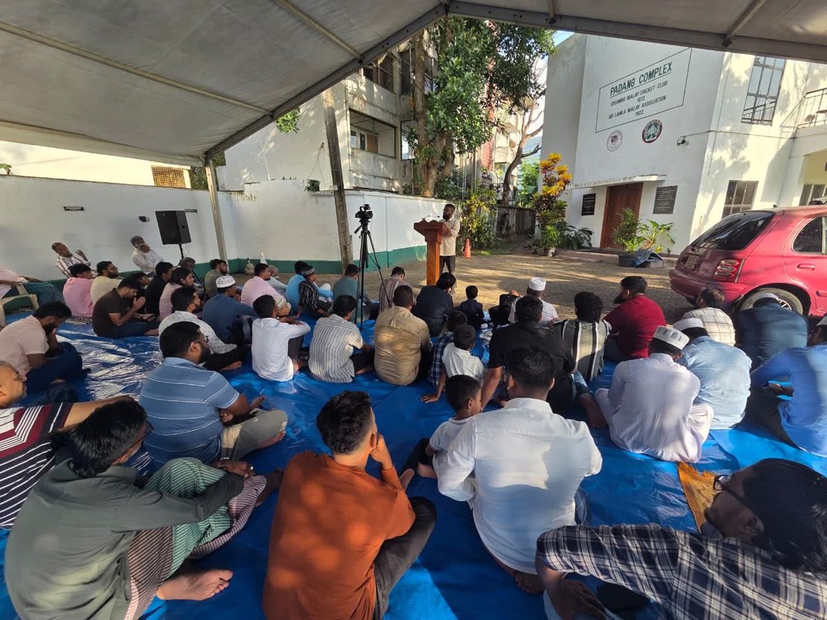 rasmenmisc's tweet photo. Rise Up Academy யின் ஹஜ் பெருநாள் திடல் தொழுகை, கொழும்பு, கொம்பணித்தெரு Malay Cricket Club இல் - மழை காரணமாக திடலில் அமைக்கப்பட்டிருந்த உள்ளரங்கத்தில் நடைபெற்றது. இஸ்லாமிய பிரச்சாரகர் சகோதரர் ரியாஸ் MISc பெருநாள் சிறப்புரையாற்றினார். - அல்ஹம்து லில்லாஹ் https://t.co/czacBqOyTa