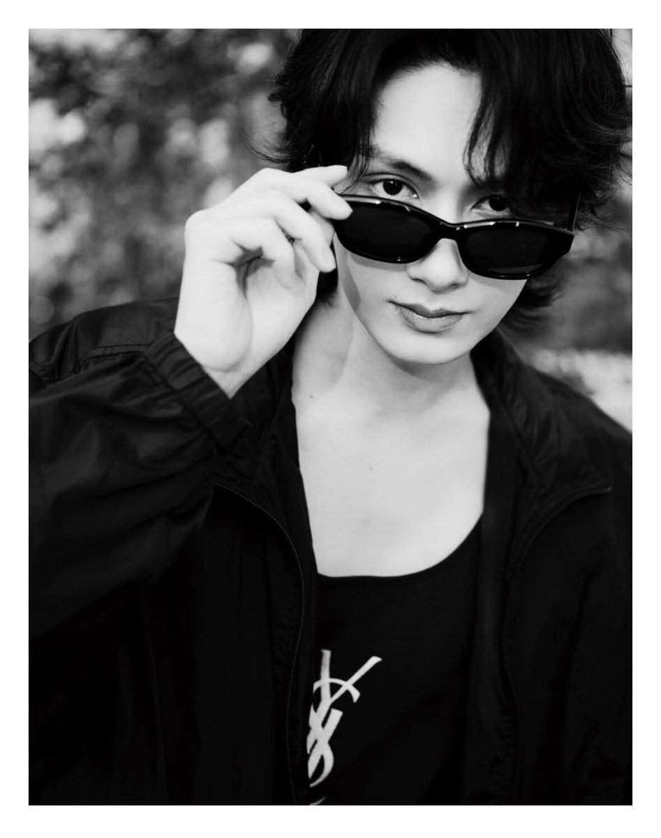 moontomeetyou's tweet photo. ohhh Jun’s YSL photos were shot by the still photographer of The Shadow’s Edge! 

no wonder they give off such HuFeng vibes 😭🖤 https://t.co/tLLYXUbolM