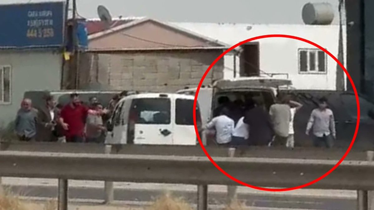 onedio's tweet photo. Mardin’in Kızıltepe ilçesinde iki aile arasında yol verme meselesi nedeniyle çıkan silahlı, taşlı ve sopalı kavgada 2 kişi öldü, 7 kişi yaralandı. https://t.co/nPCnKmxgvE