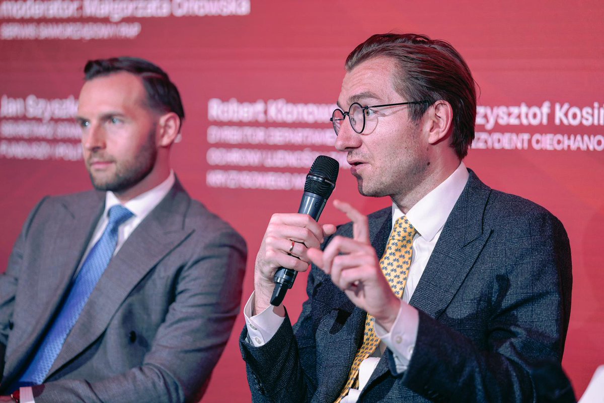 MFIPR_GOV_PL's tweet photo. 💬Powstanie #FBiO to efekt skutecznych negocjacji 🇵🇱Polski z 🇪🇺Komisją Europejską. Jako pierwsi i jedyni w Europie sprawiliśmy, że #KPO stał się inwestycją w obronność i ochronę ludności. Co dziesiąta złotówka z polskiego programu trafi na bezpieczeństwo. W 14 miesięcy stworzyliśmy fundusz, przyjęliśmy ustawę i powołaliśmy spółkę celową „Chrobry”. FBiO dysponuje budżetem ponad 22 mld zł, z czego prawie 10 mld zł przeznaczymy na schrony. Pierwsze nabory planujemy uruchomić pod koniec czerwca 2026 roku - wiceminister @szyszkoj na debacie podczas gali Innowacyjny Samorząd 2026.
