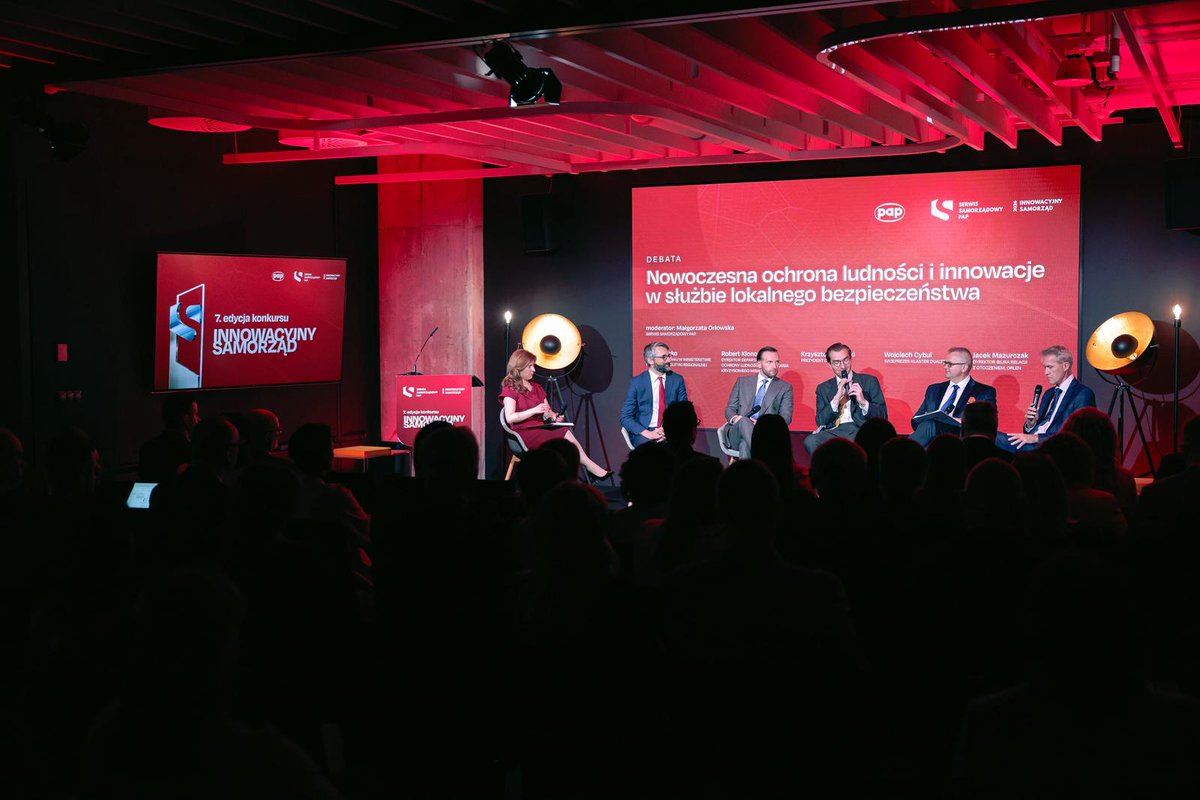 MFIPR_GOV_PL's tweet photo. 💬Powstanie #FBiO to efekt skutecznych negocjacji 🇵🇱Polski z 🇪🇺Komisją Europejską. Jako pierwsi i jedyni w Europie sprawiliśmy, że #KPO stał się inwestycją w obronność i ochronę ludności. Co dziesiąta złotówka z polskiego programu trafi na bezpieczeństwo. W 14 miesięcy stworzyliśmy fundusz, przyjęliśmy ustawę i powołaliśmy spółkę celową „Chrobry”. FBiO dysponuje budżetem ponad 22 mld zł, z czego prawie 10 mld zł przeznaczymy na schrony. Pierwsze nabory planujemy uruchomić pod koniec czerwca 2026 roku - wiceminister @szyszkoj na debacie podczas gali Innowacyjny Samorząd 2026.