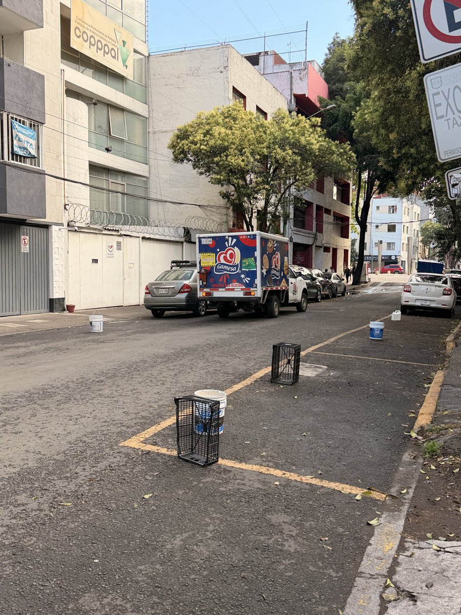 EAL_MC's tweet photo. Apoyo en la calle de Ezequiel Montes col tabacalera, siempre apartan lugares, me están cobrando mucho, 🚨 hay puestos que impiden que uno pueda pasar con el carro, es legal esto? @AlessandraRdlv @pcacuauhtemoc @AlcCuauhtemocMx @soytabacalera @TabacalMx, porque no apoyan? ‼️ https://t.co/f7dXmhkQkX