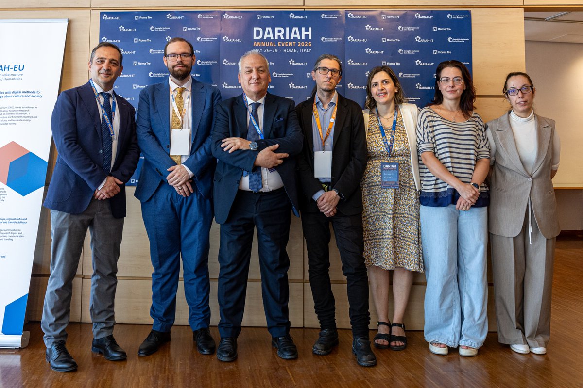 cnrdsu's tweet photo. 🎙️ Ieri Salvatore Capasso, direttore del CNR-DSU, è intervenuto alla plenaria "@DARIAHit  Showcase" del @DARIAHeu Annual Event 2026, a Roma (Università Roma Tre).
L'evento prosegue fino al 29 maggio 👉 https://t.co/6pS6OFwkDU
📷 credits: Studio911foto https://t.co/bwZr49eKZO