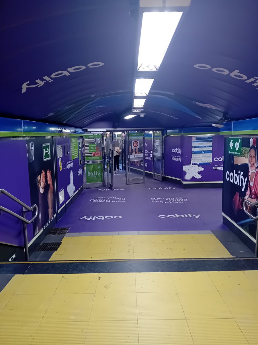 DanielSenda's tweet photo. La mercantilización del @metro_madrid cruza todos los límites, la publicidad en el espacio público es demasiado invasiva. Si al menos estas acciones sirvieran para que fuera gratis tendría alguna justificación. https://t.co/7ASXFPhcjW