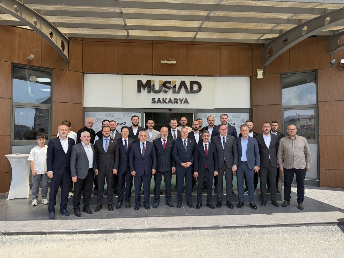 MUSIADSakarya's tweet photo. Geleneksel Kurban Bayramı Bayramlaşma Programımızı; siyaset, iş dünyası, sivil toplum camiası ile üyelerimiz ve ailelerimizin yoğun katılımıyla şubemizde gerçekleştirdik.

Bayramın birlik, beraberlik ve dayanışma ruhunu hep birlikte hissettiğimiz programımıza teşrif eden kıymetli il protokolümüze, iş dünyamızın değerli temsilcilerine, MÜSİAD’ımızın kıymetli önceki dönem başkanlarına, üyelerimize ve ailelerine gönülden teşekkür ediyoruz.

Rabbim birlik ve beraberliğimizi daim eylesin. Kurban Bayramımız mübarek olsun.