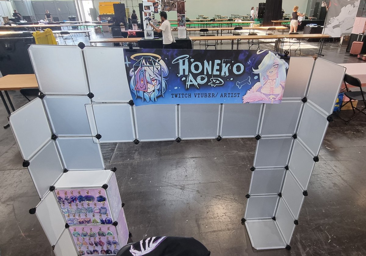HonekoAo's tweet photo. Dokomi gave us panels that are way too small for the other panels I brought from home so we frankenstein'd this monstrosity together. After punching holes in them for zipties we were then told they have bigger ones by a buddy.

fuck my chungus life 😒💀

Plz come see my ugly table set up tomorrow anyway, thanx 🩵