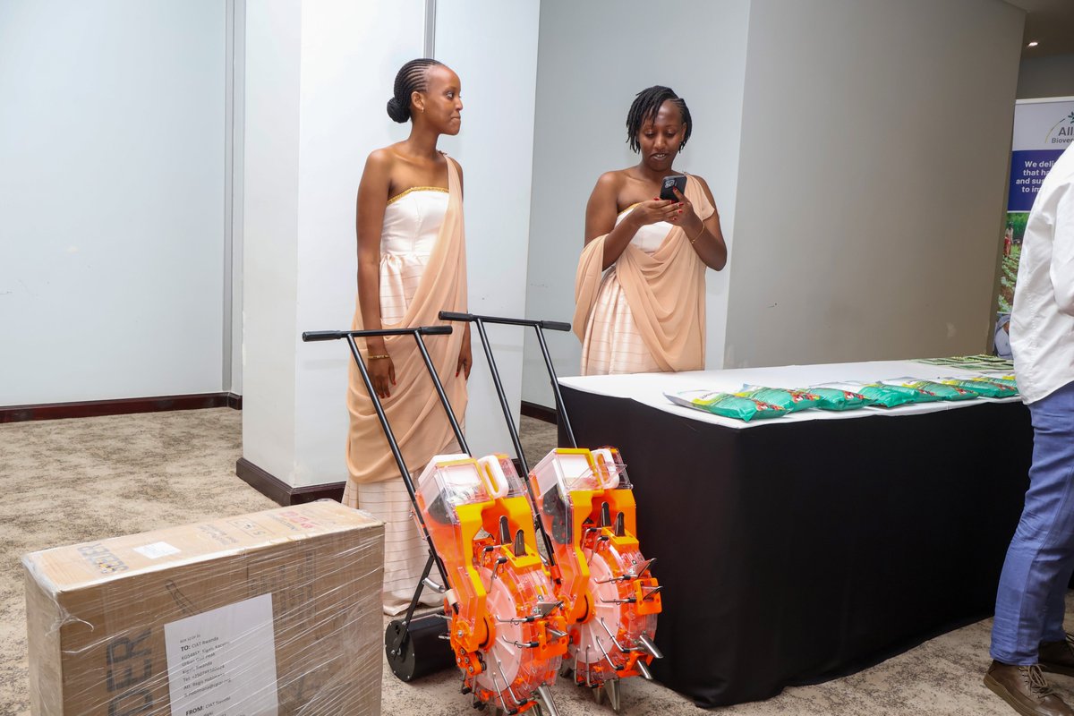 ISANGE_News's tweet photo. During the launch of #3SFI Project, the @BiovIntCIAT_eng  through @_PABRA donated #seedplanters to schools, empowering communities to grow high-iron beans right where children learn.
Together with @SwissDevCoop, @RwandaGov &amp; @RusiziDistrict, 3SFI is feeding Rwanda's future. 🇷🇼 https://t.co/27pnRLdFRf