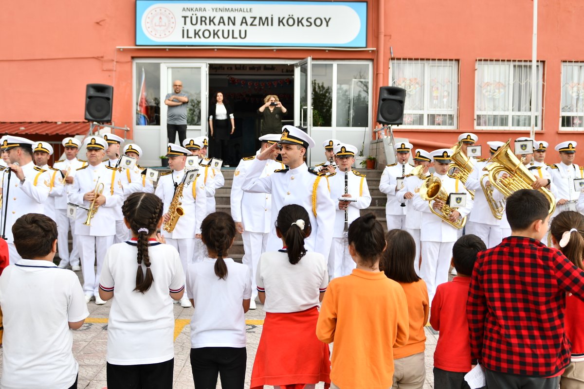 tcsavunma's tweet photo. 📍 Ankara

Deniz Kuvvetleri Komutanlığımızın Bandosu, Yenimahalle Türkan Azmi Köksoy İlkokulunda 🎶 bando konseri ve 🇹🇷 bayrak töreni düzenledi.

#MillîSavunmaBakanlığı https://t.co/Cy47UPFPhn