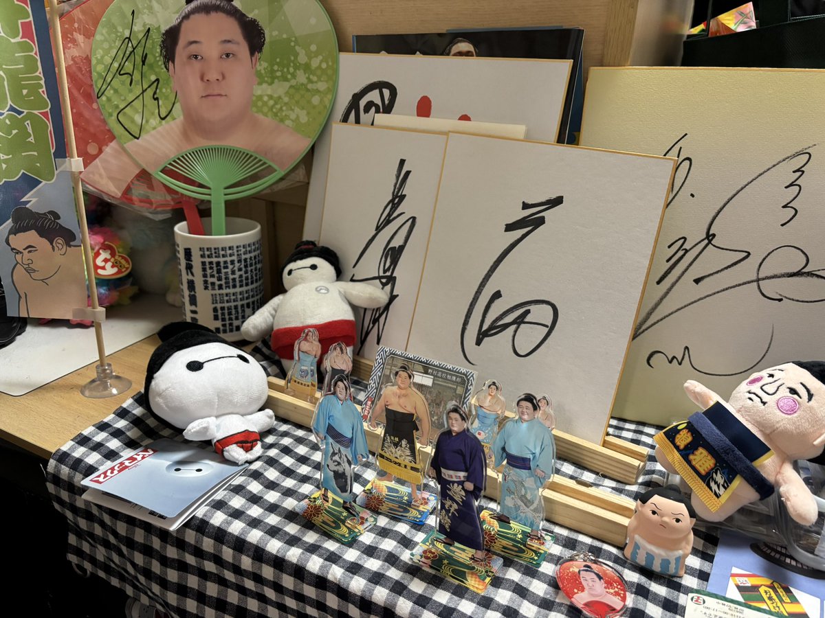 yu830522's tweet photo. お気に入りたちを整理✨
サイン収納の仕方分からなすぎて、かなりオリジナル仕様になってる笑
グッズたちもまだまだ発展途上だけど、少しずつ理想の棚に近づいてきた🤭 https://t.co/z1RLsemb7X