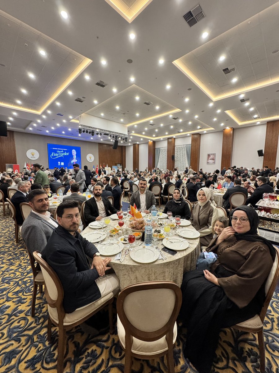 AKPURSAKLAR's tweet photo. İlçe Başkanımız İbrahim Kopan, Belediye Başkanımız Ertuğrul Çetin, kadın kollarımız, gençlik kollarımız, meclis üyelerimiz, teşkilat mensuplarımız ile birlikte teşkilat bayramlaşmamızı gerçekleştirdik.

Ayrıca AK Parti Ankara İl Başkanlığı tarafından düzenlenen bayramlaşma programına da katılım sağlayarak teşkilatımızın birlik ve beraberlik ruhunu hep birlikte yaşadık.

Bayramın huzurunu, kardeşliğini ve muhabbetini paylaşmanın mutluluğunu yaşarken, Rabbim birlik ve beraberliğimizi daim eylesin. Hayırlı bayramlar dileriz.