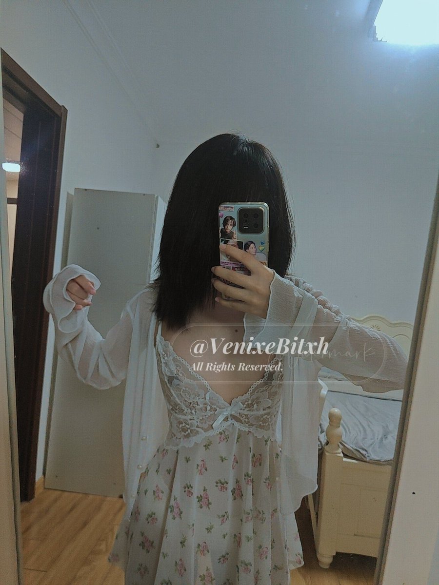 VenixeBitxh's tweet photo. V的新发型，脸蛋粉扑扑的好喜欢🥰
没更新的三个月是在美美享受无套内射😊 https://t.co/u5r2IdMVfW