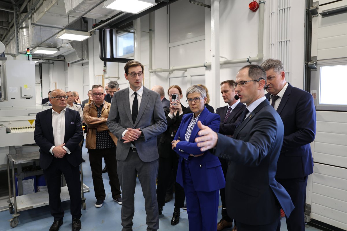 Lukasiewicz_pl's tweet photo. Rozwój nowoczesnych technologii elektronicznych – to główny cel nowego laboratorium Łukasiewicza.

„Budujemy kompetencje, które będą decydowały o naszej pozycji w europejskim i światowym ekosystemie nowych technologii. To inwestycja w przyszłość - zarówno gospodarki, jak i bezpieczeństwa państwa” – mówi dr Hubert Cichocki, prezes Centrum Łukasiewicz.

Laboratorium Obwodów Drukowanych i Montażu Elektronicznego daje naszej Sieci nowe możliwości w obszarze integracji mikroelektroniki i fotoniki z obwodami drukowanymi. Pozwoli to na budowę krajowych kompetencji w obszarze zaawansowanej elektroniki.

“Nowe laboratorium umożliwi realizację pełnego cyklu prac - od projektowania, przez prototypowanie, aż po produkcję i walidację zaawansowanych systemów elektronicznych” wskazuje dyrektor Łukasiewicz - ITR dr inż. Janusz Sitek. I dodaje, że w praktyce oznacza to zdolność do działania w całym łańcuchu wartości.

Laboratorium powstaje w ramach projektu Centrum Kompetencji Mikroelektronika i Fotonika realizowanego przez konsorcjum złożonego z Łukasiewicz-IMiF (lider projektu), Łukasiewicz-ITR oraz CEZAMAT Politechniki Warszawskiej.

Projekt zakłada budowę nowoczesnej infrastruktury badawczej dla mikroelektroniki, fotoniki, technologii półprzewodnikowych oraz zaawansowanych systemów elektronicznych wspierających rozwój gospodarki cyfrowej i przemysłu wysokich technologii w Polsce.

Całkowity koszt projektu Centrum Kompetencji Mikroelektronika i Fotonika wynosi blisko 520 mln zł, z czego prawie 370 mln zł stanowi dofinansowanie z KPO.