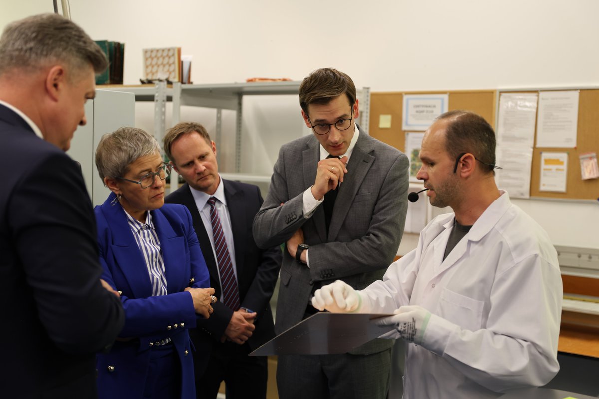 Lukasiewicz_pl's tweet photo. Rozwój nowoczesnych technologii elektronicznych – to główny cel nowego laboratorium Łukasiewicza.

„Budujemy kompetencje, które będą decydowały o naszej pozycji w europejskim i światowym ekosystemie nowych technologii. To inwestycja w przyszłość - zarówno gospodarki, jak i bezpieczeństwa państwa” – mówi dr Hubert Cichocki, prezes Centrum Łukasiewicz.

Laboratorium Obwodów Drukowanych i Montażu Elektronicznego daje naszej Sieci nowe możliwości w obszarze integracji mikroelektroniki i fotoniki z obwodami drukowanymi. Pozwoli to na budowę krajowych kompetencji w obszarze zaawansowanej elektroniki.

“Nowe laboratorium umożliwi realizację pełnego cyklu prac - od projektowania, przez prototypowanie, aż po produkcję i walidację zaawansowanych systemów elektronicznych” wskazuje dyrektor Łukasiewicz - ITR dr inż. Janusz Sitek. I dodaje, że w praktyce oznacza to zdolność do działania w całym łańcuchu wartości.

Laboratorium powstaje w ramach projektu Centrum Kompetencji Mikroelektronika i Fotonika realizowanego przez konsorcjum złożonego z Łukasiewicz-IMiF (lider projektu), Łukasiewicz-ITR oraz CEZAMAT Politechniki Warszawskiej.

Projekt zakłada budowę nowoczesnej infrastruktury badawczej dla mikroelektroniki, fotoniki, technologii półprzewodnikowych oraz zaawansowanych systemów elektronicznych wspierających rozwój gospodarki cyfrowej i przemysłu wysokich technologii w Polsce.

Całkowity koszt projektu Centrum Kompetencji Mikroelektronika i Fotonika wynosi blisko 520 mln zł, z czego prawie 370 mln zł stanowi dofinansowanie z KPO.