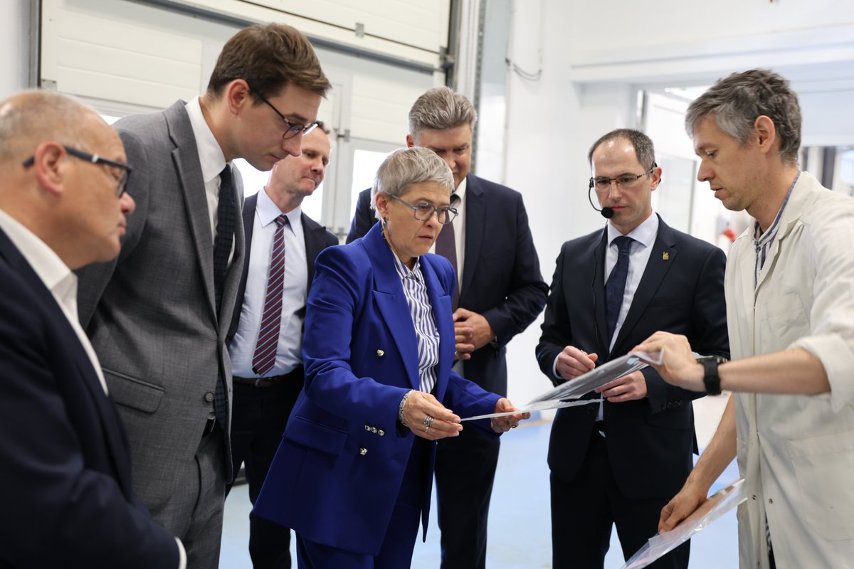 Lukasiewicz_pl's tweet photo. Rozwój nowoczesnych technologii elektronicznych – to główny cel nowego laboratorium Łukasiewicza.

„Budujemy kompetencje, które będą decydowały o naszej pozycji w europejskim i światowym ekosystemie nowych technologii. To inwestycja w przyszłość - zarówno gospodarki, jak i bezpieczeństwa państwa” – mówi dr Hubert Cichocki, prezes Centrum Łukasiewicz.

Laboratorium Obwodów Drukowanych i Montażu Elektronicznego daje naszej Sieci nowe możliwości w obszarze integracji mikroelektroniki i fotoniki z obwodami drukowanymi. Pozwoli to na budowę krajowych kompetencji w obszarze zaawansowanej elektroniki.

“Nowe laboratorium umożliwi realizację pełnego cyklu prac - od projektowania, przez prototypowanie, aż po produkcję i walidację zaawansowanych systemów elektronicznych” wskazuje dyrektor Łukasiewicz - ITR dr inż. Janusz Sitek. I dodaje, że w praktyce oznacza to zdolność do działania w całym łańcuchu wartości.

Laboratorium powstaje w ramach projektu Centrum Kompetencji Mikroelektronika i Fotonika realizowanego przez konsorcjum złożonego z Łukasiewicz-IMiF (lider projektu), Łukasiewicz-ITR oraz CEZAMAT Politechniki Warszawskiej.

Projekt zakłada budowę nowoczesnej infrastruktury badawczej dla mikroelektroniki, fotoniki, technologii półprzewodnikowych oraz zaawansowanych systemów elektronicznych wspierających rozwój gospodarki cyfrowej i przemysłu wysokich technologii w Polsce.

Całkowity koszt projektu Centrum Kompetencji Mikroelektronika i Fotonika wynosi blisko 520 mln zł, z czego prawie 370 mln zł stanowi dofinansowanie z KPO.