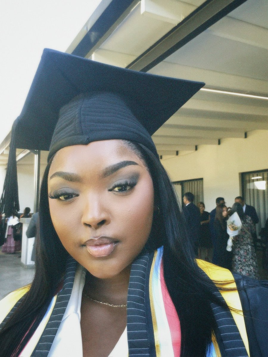mellarose_'s tweet photo. I graduated , again. 🎓🤍 https://t.co/8OCGIEMdli
