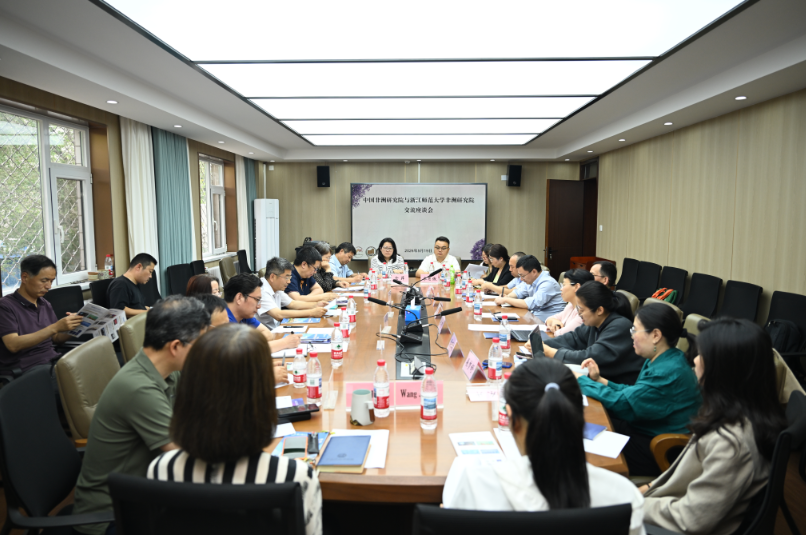 IASZNU's tweet photo. IASZNU and the China-Africa Institute held a symposium‌ in Beijing. The two premier African studies think tanksagreed to regular cooperation mechanisms, jointly building academic alliances, overseas research bases,and co-publishing textbooks to advance China-Africa studies. https://t.co/Jk91CMVFks