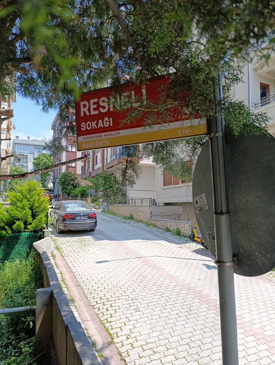avukatozbek's tweet photo. Bakırköy'ün eski sokak adları tarih belleğinizi tazeler, sizi Osmanlı Makedonya'sının tarihi kentlerinde geziye çıkarır.

Hürriyet kahramanları Resneli Niyazi'yi, Enver Bey'i Ohrili Eyüp Sabri'yi aklınıza getirir. https://t.co/8IumC855nZ