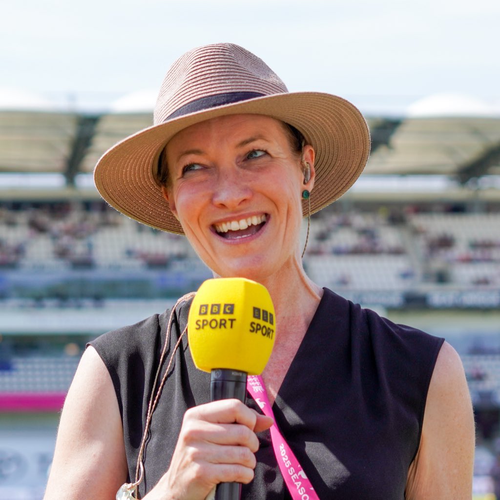 bbctms's tweet photo. Our team tonight at Chelmsford. 

@henrymoeranBBC &amp; 
@AlisonMitchell with World Cup winners 
@ejrainfordbrent &amp; Alex Hartley. 

Commentary on @BBCSounds, clips on @BBCSport website &amp; app &amp; full highlights later on @BBCiPlayer &amp; BBC Red Button. 

#bbccricket #ENGvIND https://t.co/4eRPz8ZU5K
