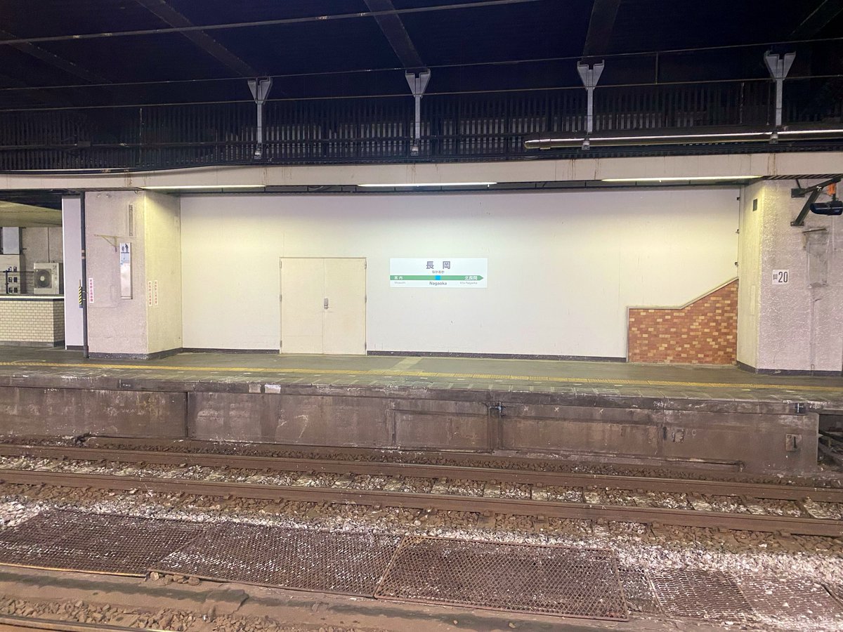 tamayuranohi's tweet photo. 長岡駅の改札を抜けると、空想だった旅が少しだけ現実味を帯びてきます。

地名だったものが足元の床になり、予定だったものがその日の空気になる。

2026年8月1日。

長岡花火を翌日に控えたこの街で、霧雨魔理沙オンリー
「たまゆらの灯は夜を還く 第2灯」を開きます。

本、装い、車、音、光。

魔理沙をめぐる表現が、長岡に集まります。

会場は長岡駅から徒歩10分。
長岡でお待ちしております。

#たまゆらの灯は夜を還く
#長岡