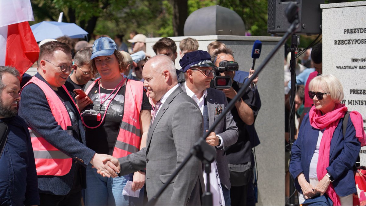 MNiSW_GOV__PL's tweet photo. Dialog ze środowiskiem akademickim jest kluczowy dla rozwoju nauki. 🎓
 W tym duchu wczoraj wiceministra nauki i szkolnictwa wyższego Karolina Zioło‑Pużuk oraz wiceminister @MarekGzik byli obecni podczas protestu „3% na naukę, 100% dla Polski”, wsłuchując się w głos środowiska akademickiego i naukowego.

To ważny głos środowiska akademickiego i naukowego, którego nie można ignorować. Rozmowa, dialog i wspólne szukanie rozwiązań są fundamentem demokratycznego państwa i odpowiedzialnej polityki wobec nauki. 🇵🇱
 
Przedstawiciele Ministerstwa Nauki i Szkolnictwa Wyższego wysłuchali postulatów uczestników protestu oraz podkreślili, że finansowanie nauki i szkolnictwa wyższego to inwestycja w bezpieczeństwo, rozwój i przyszłość Polski.
 
W Ministerstwie Nauki i Szkolnictwa Wyższego konsekwentnie zwiększamy nakłady na naukę, podnosimy wynagrodzenia w sektorze oraz inwestujemy w rozwój uczelni, studentów i młodych naukowców. Jednocześnie pozostajemy otwarci na partnerski dialog ze środowiskiem akademickim. 🤝