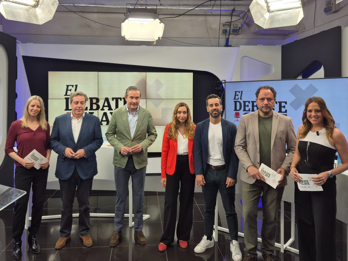 COPEValencia's tweet photo. 🔛 #ElDebateClave

🔵 @nandopastorl (PP) 🔴 @JMLladro (PSPV) 🟠 @isauranavarro (Compromís) 🟢 @JoseMa_Llanos (VOX)

📻 𝗗𝗜𝗥𝗘𝗖𝗧𝗢 ➡️ https://t.co/RJymRM9Xgg https://t.co/IalmUZKlxo