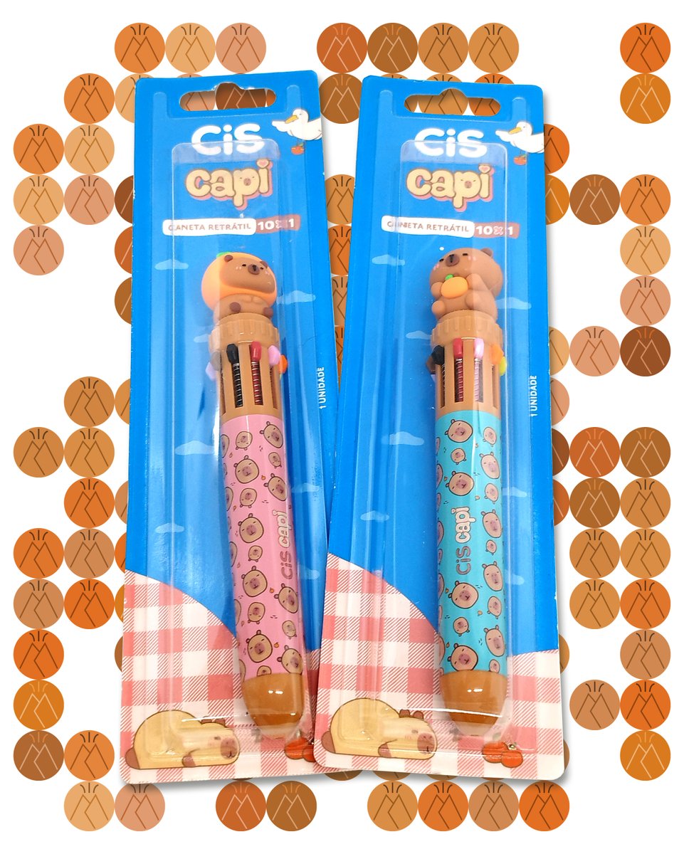 magmacor's tweet photo. Hoje a CiS decidiu elevar o nível da fofura e entregou essa caneta CAPI 10 cores com uma capivara no topo… e sinceramente? Só consigo pensar que agora tenho uma capivara me julgando cada vez que escolho a cor 😂✨#Magmacor #papelariafofa #capivara #CiS 

https://t.co/PbgboTTaOT https://t.co/sDQmaowqon