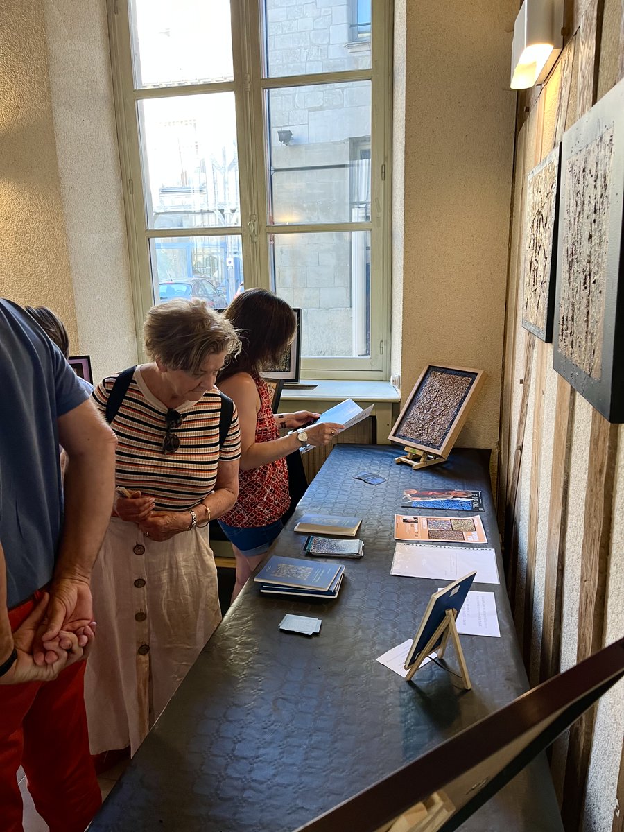 InstitutRachi's tweet photo. Retour en images sur une soirée haute en couleurs à l’Institut Rachi ! 

À l’occasion du vernissage de Lisères de l’invisible, les œuvres d’Alain Vuillot ont donné lieu à de beaux échanges, de belles rencontres et une atmosphère pleine de convivialité. https://t.co/PHYVLkenV0