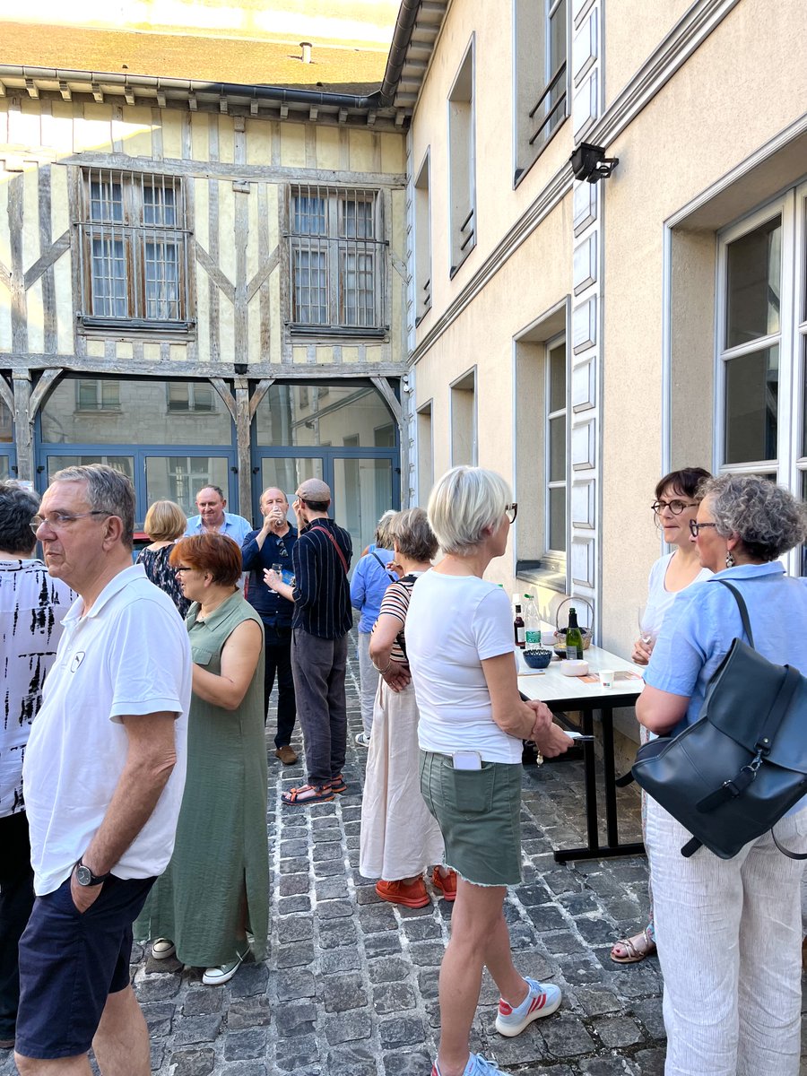 InstitutRachi's tweet photo. Retour en images sur une soirée haute en couleurs à l’Institut Rachi ! 

À l’occasion du vernissage de Lisères de l’invisible, les œuvres d’Alain Vuillot ont donné lieu à de beaux échanges, de belles rencontres et une atmosphère pleine de convivialité. https://t.co/PHYVLkenV0