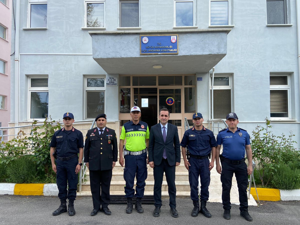 TC_Huyuk's tweet photo. Kaymakamımız Ebrar Evsen, Belediye Başkanı Dr. Sadık Sefer, siyasi parti ilçe başkanları ve muhtarların katılımıyla Belediye Parkında vatandaşlarla, daha sonrasında ise Emniyet ve Jandarma’yı ziyaret ederek görevi başındaki personellerle bayramlaştı. https://t.co/27nUFQdYNo
