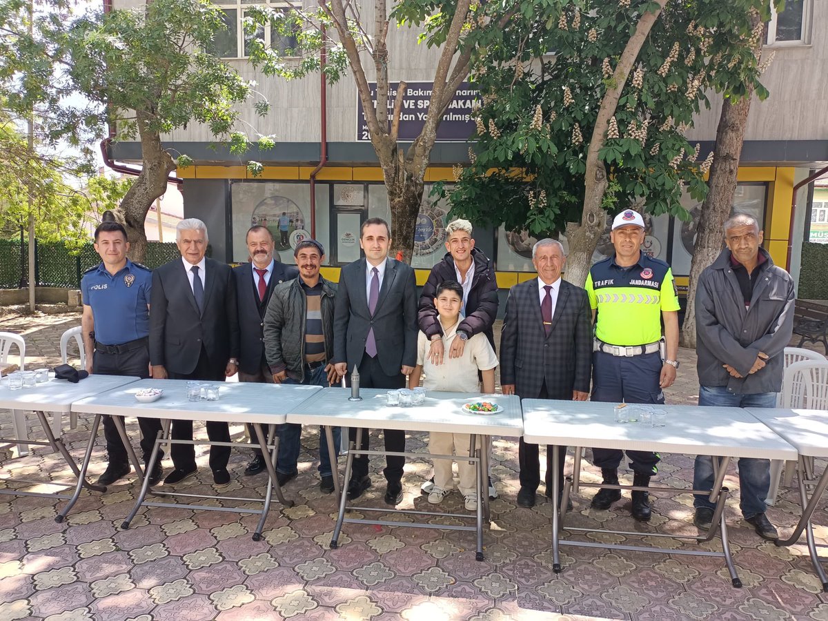 TC_Huyuk's tweet photo. Kaymakamımız Ebrar Evsen, Belediye Başkanı Dr. Sadık Sefer, siyasi parti ilçe başkanları ve muhtarların katılımıyla Belediye Parkında vatandaşlarla, daha sonrasında ise Emniyet ve Jandarma’yı ziyaret ederek görevi başındaki personellerle bayramlaştı. https://t.co/27nUFQdYNo