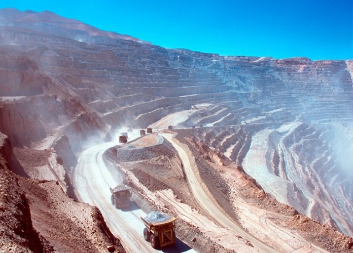 MasContainer's tweet photo. #Mineras pisan el freno a la exploración: inversión cae casi a la mitad en 20 años https://t.co/7yMEFF3vX1 https://t.co/WkVFbyxJy1