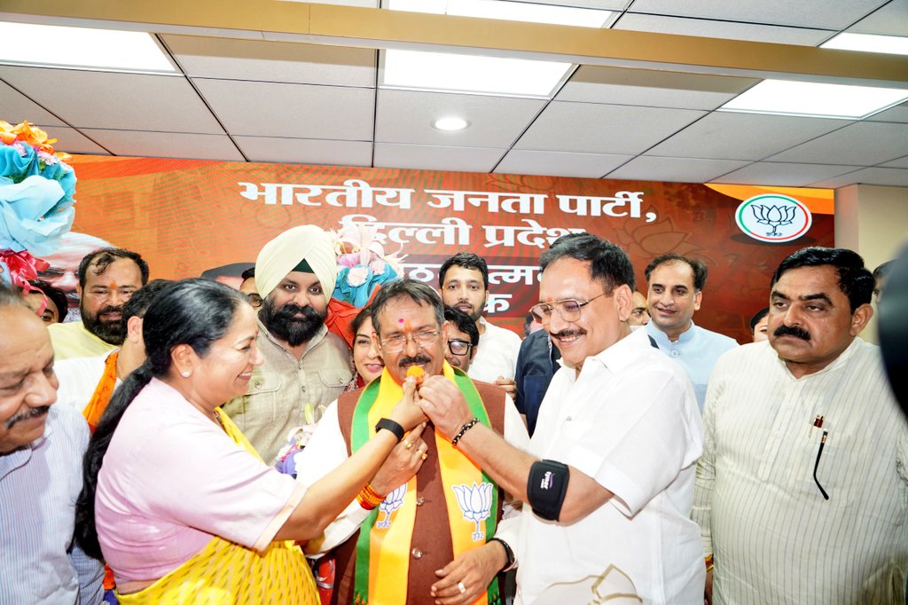 impreetsbakshi's tweet photo. आज दिल्ली बीजेपी प्रदेश कार्यालय में माननीय केंद्रीय राज्य मंत्री श्री @hdmalhotra जी को @BJP4Delhi का अध्यक्ष बनाए जाने पर बधाई एवं शुभकामनाएं दीं।

आदरणीय प्रधानमंत्री श्री @narendramodi जी के नेतृत्व, माननीय केंद्रीय गृह एवं सहकारिता मंत्री श्री @AmitShah जी की कुशल रणनीति तथा भाजपा के राष्ट्रीय अध्यक्ष श्री @NitinNabin जी के संगठनात्मक नेतृत्व एवं राष्ट्रीय संगठन मंत्री श्री @blsanthosh जी के संगठनात्मक मार्गदर्शन में आपके अनुभव एवं कार्यशैली से दिल्ली में पार्टी को नई ऊर्जा मिलेगी तथा जनसेवा के कार्यों को और सशक्त दिशा प्राप्त होगी।

आदरणीय संगठन महामंत्री श्री @PavanRanaRSS जी एवं माननीय मुख्यमंत्री श्रीमती @gupta_rekha जी की गरिमामय मार्गदर्शन प्राप्त हुआ।
#BJP4Delhi