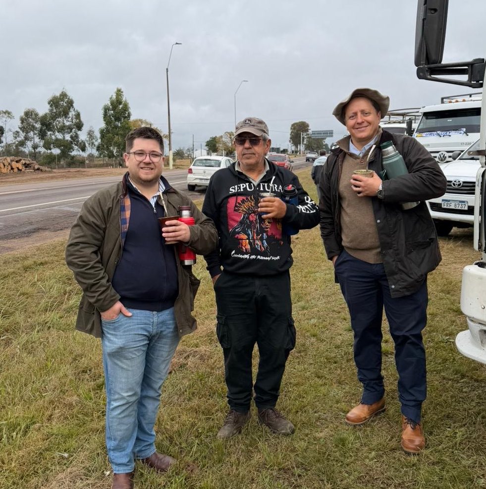 MaxiCampo10's tweet photo. Acompañamos la concentración de los transportistas contra la guía de carga.  En estos momentos el camino no es seguir creciendo en burocracia. https://t.co/XbzOoV6spe