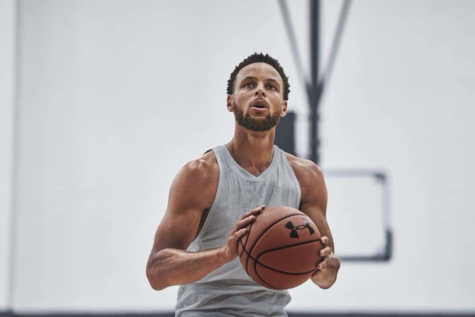 jesus_osorior's tweet photo. En 2013, Nike cometió su peor error en el deporte.

Humillaron tanto a Steph Curry que lo abandonó para siempre.

Pero en lugar de firmar con Adidas o Puma...

Una pequeña marca lo robó con una cosa que nadie más podía ofrecer.

Esta es la extraña apuesta que lo convirtió en multimillonario: